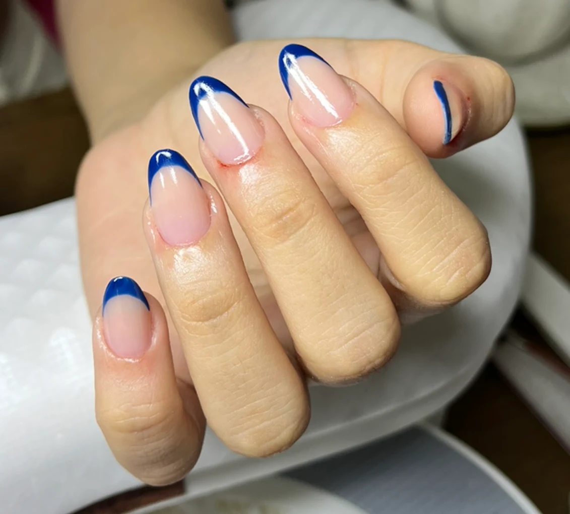 Francesinha azul em unhas naturais